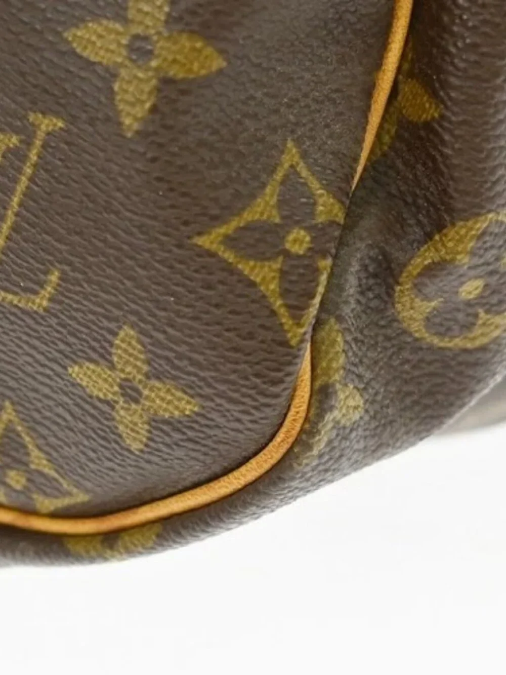 Louis Vuitton outside 	ab